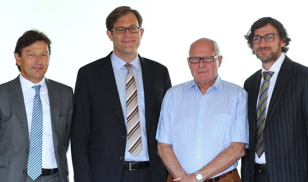 Gesellschafter Rainer Thomas (2.v.r.) ist aus der Geschäftsführung der J.C.C. Bruns Betriebs-GmbH ausgeschieden. Die neue Geschäftsführung bilden sein Sohn Sven Thomas (r.) als geschäftsführender Gesellschafter und Sprecher der Geschäftsführung sowie Carsten Lohmann (2.v.l.) und Christoph Pepper. Foto: Alexander Lehn