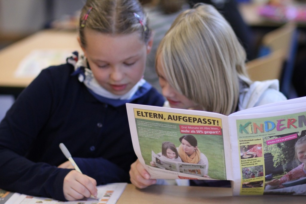 Drucken Versenden Leserbrief Schrift 12.10.2013 Vorlesen Schlauer werden mit Kinder-MT Mindener Tageblatt verteilt Fragebögen zur Nutzung an Lehrer / Ergebnis für Neustart wichtig VON CLAUDIA HYNA Minden (mt). Mathilde und Nele Marie fangen sofort an zu rätseln, Kilian liest die Witze: Jedes Kind hat so seine Favoriten im Kinder-MT. Und auch die Lehrer setzen das Heft immer wieder gerne im Unterricht ein. Erst durchblättern, dann geht die Lektüre los: Die Verteilung des Kinder-MT ist für diese Viertklässler der Grundschule Dankersen-Leteln eine willkommene Abwechslung. Erst durchblättern, dann geht die Lektüre los: Die Verteilung des Kinder-MT ist für diese Viertklässler der Grundschule Dankersen-Leteln eine willkommene Abwechslung. Foto: Alex Lehn