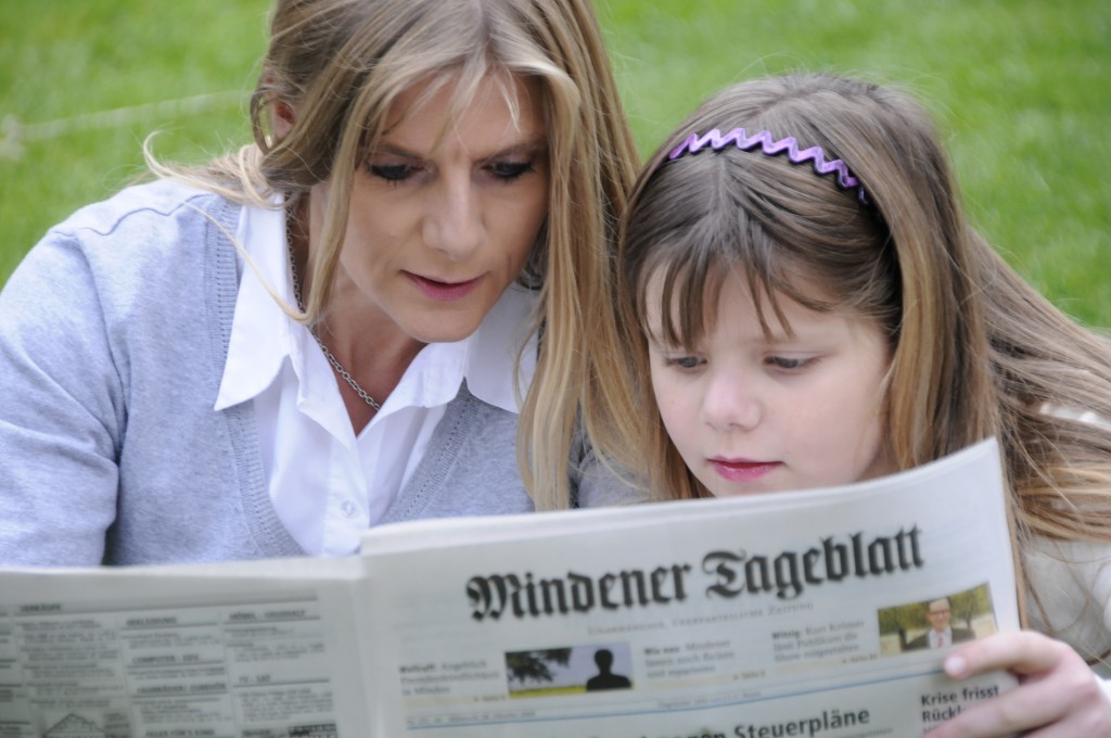 Zeitung lesen will gelernt sein - am besten von den Eltern. MT-Foto: Otto
