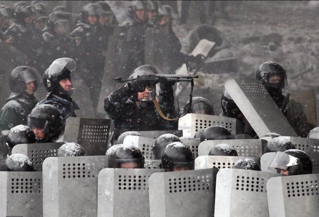 Im Visier der Sicherheitskräfte: Journalisten, die über die aktuellen Auseinandersetzungen in der Ukraine berichten, müssen dies teilweise unter Gefahr für Leib und Leben tun. Foto: DPA