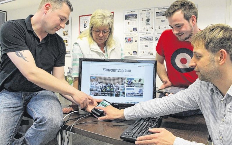 Prüften den neuen Auftritt vorab auf Herz und Nieren (v.l.): Olaf Höfelmeyer, Helga Engler, Jannes Tilicke und Kay Detering. Der fünfte Tester, Stefan Wißgott, war beim Fototermin leider verhindert. Im Hintergrund hängen die Entwürfe für das neue MT, das im Herbst an den Start gehen soll. (© MT-Foto: Nadine Schwan)