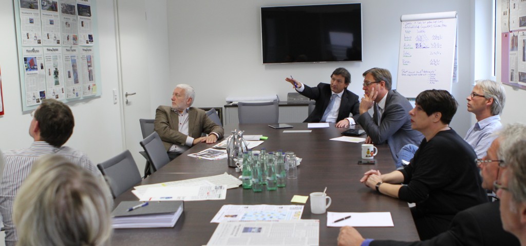 Norbert bKüpper (3.v.l.) und Mitlieder der Relaunch-AG bei der gestrigen Abschlussbesprechung des Entwurfs für ein neues Zeitungslayout. Foto: Lehn