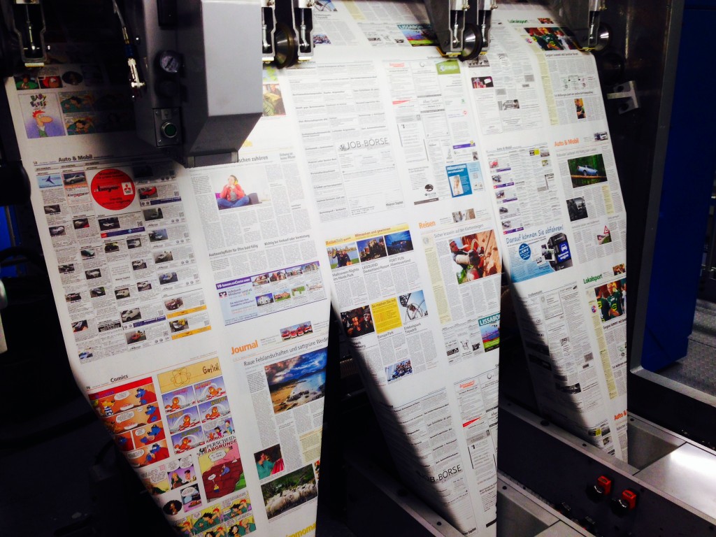 Der Falzapparat an der Rotationsmaschine musste heute Nacht wegen eines mechanischen Schasdens komplett ausgebaut werden. Erst nach der Montage von Ersatzteilen konnte die Produktion wieder angefahren werden. Foto: Pepper