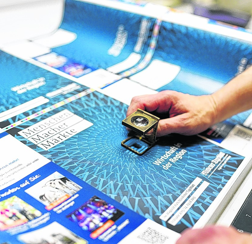 Die Effektlackierung auf dem Titelblatt macht die neueste Ausgabe des Magazins zu etwas ganz Besonderem. Das ist nicht nur mit dem Fadenzähler zu erkennen. Foto: Alex Lehn