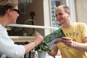 Silvia Herrmann und Thomas Schönknecht vom Bruns Medien-Service freuen sich über die Ausgabe des Freizeitmagazins „Draußen“. Foto: Lehn