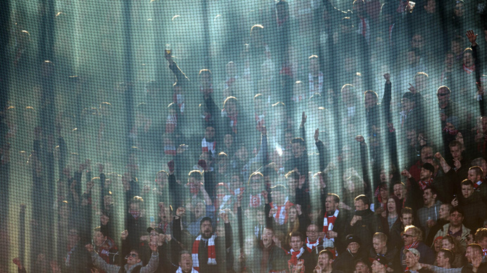 DPA-Foto des Jahres 2014 in der Kategorie Feature: Fußball 2. Bundesliga 22. Spieltag: VfL Bochum - Fortuna Düsseldorf am 23.02.2014 im Rewirpower Stadion in Bochum. Fans von Düsseldorf feuern ihre Mannschaft an. Foto: Bernd Thissen/dpa (Wichtiger Hinweis: Aufgrund der Akkreditierungsbestimmungen der DFL ist die Publikation und Weiterverwertung im Internet und in Online-Medien während des Spiels auf insgesamt fünfzehn Bilder pro Spiel begrenzt.)