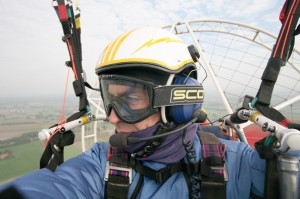 Edwin Dodd, hier im motorgetriebenen Gleitschirm. Foto: Dodd