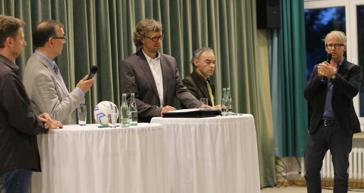 Auf der Bühne mit vier Bürgermeisterkandidaten für Minden: MT-Sportchef Marcus Riechmann (rechts). Foto: Sebastian Külbel