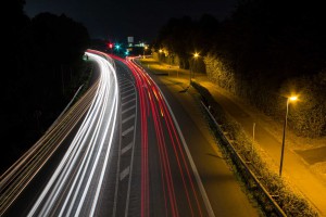Das Foto mit dem Titel „Lichtspuren bei Nacht“ zeigt die B 482 von oben. Foto: Tim Brunkhorst