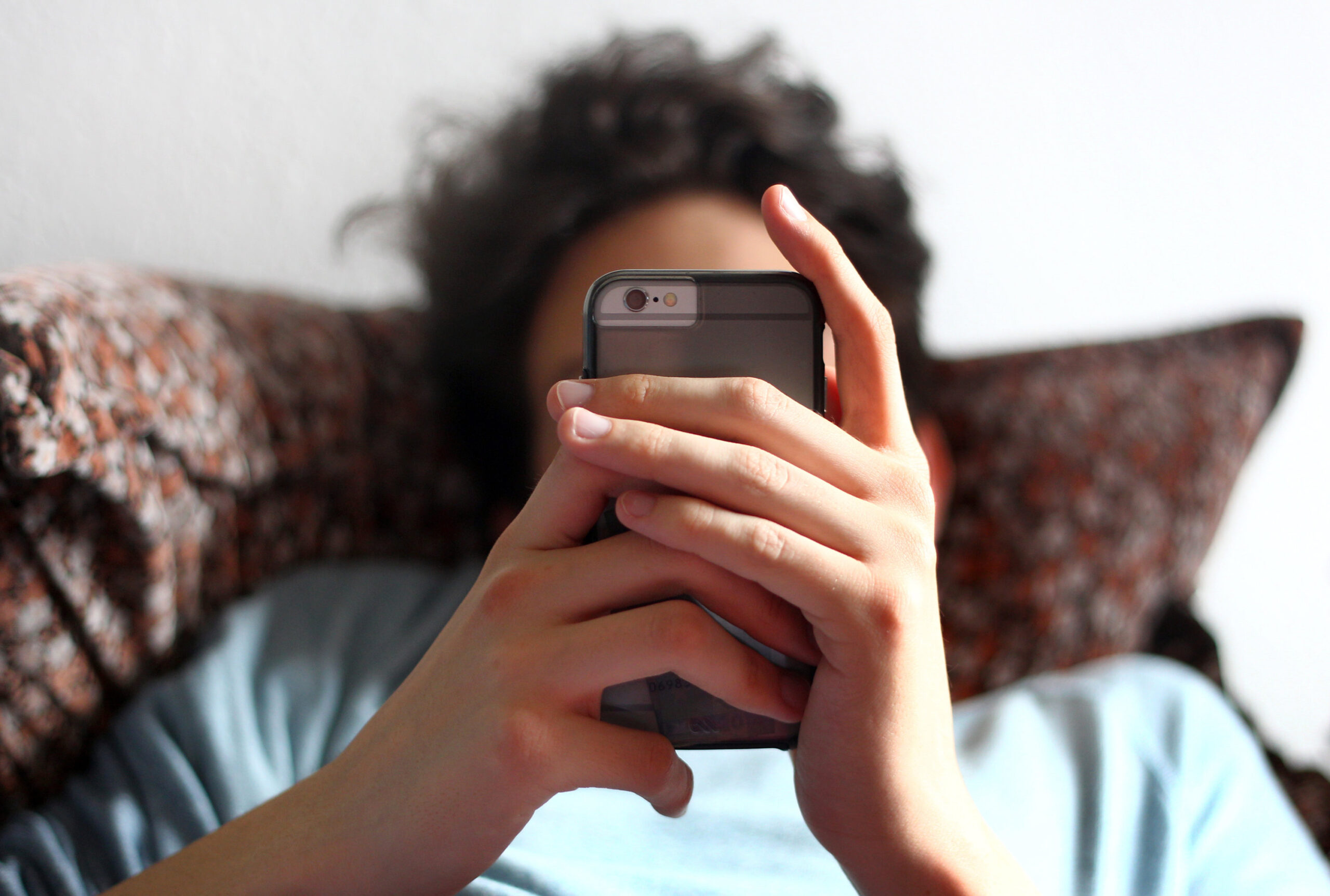 KINA – Ein Smartphone kann helfen – und nerven zugleich