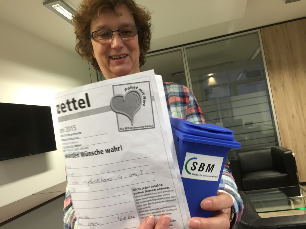 Ulrike Mißbach, Redakteurin in der Lokalredaktion (Kürzel "um") und seit Jahren Organisatorin der Aktion "Paket mit Herz ", kümmerte sich persönlich um den letzten Wunschzettel und sammelte im Kollegenkreis. Foto: chp