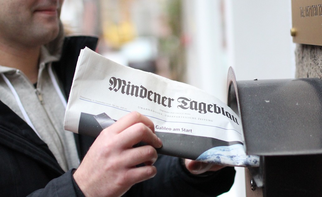 Die Arbeit als Zusteller gibt den Flüchtlingen eine Chance, ihr Leben zu ordnen. J.C.C.Bruns ist Mitbegründer der Initiative "Flüchtlinspartner Minden". Foto: Alex Lehn