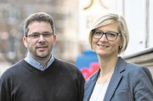 Lars Kohlmeier und Janina Auer betreuen die künftigen Medienkaufleute bei ihrer Ausbildung. Foto: Alex Lehn