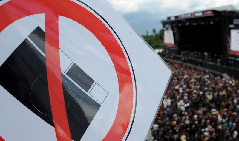 "Fotografieren verboten" hieß es zum Beispiel auch am 06. Juni 2010 beim Musikfestival "Rock am Ring" für Fotografen von Bildagenturen vor dem Auftritt der Musikgruppe Rammstein. Foto: Harald Tittel/dpa (Archiv)